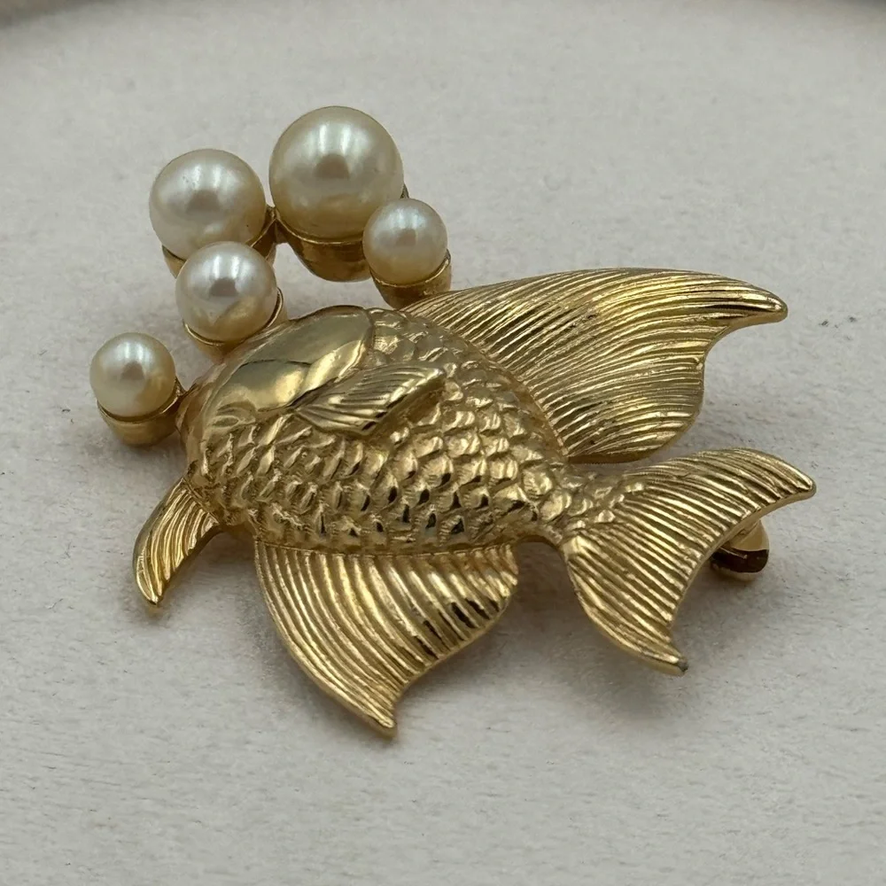 Vintage Gold Tone Angel Fish Brooch Pin w Faux Pearls Nautical Figural - Picture 3 of 9